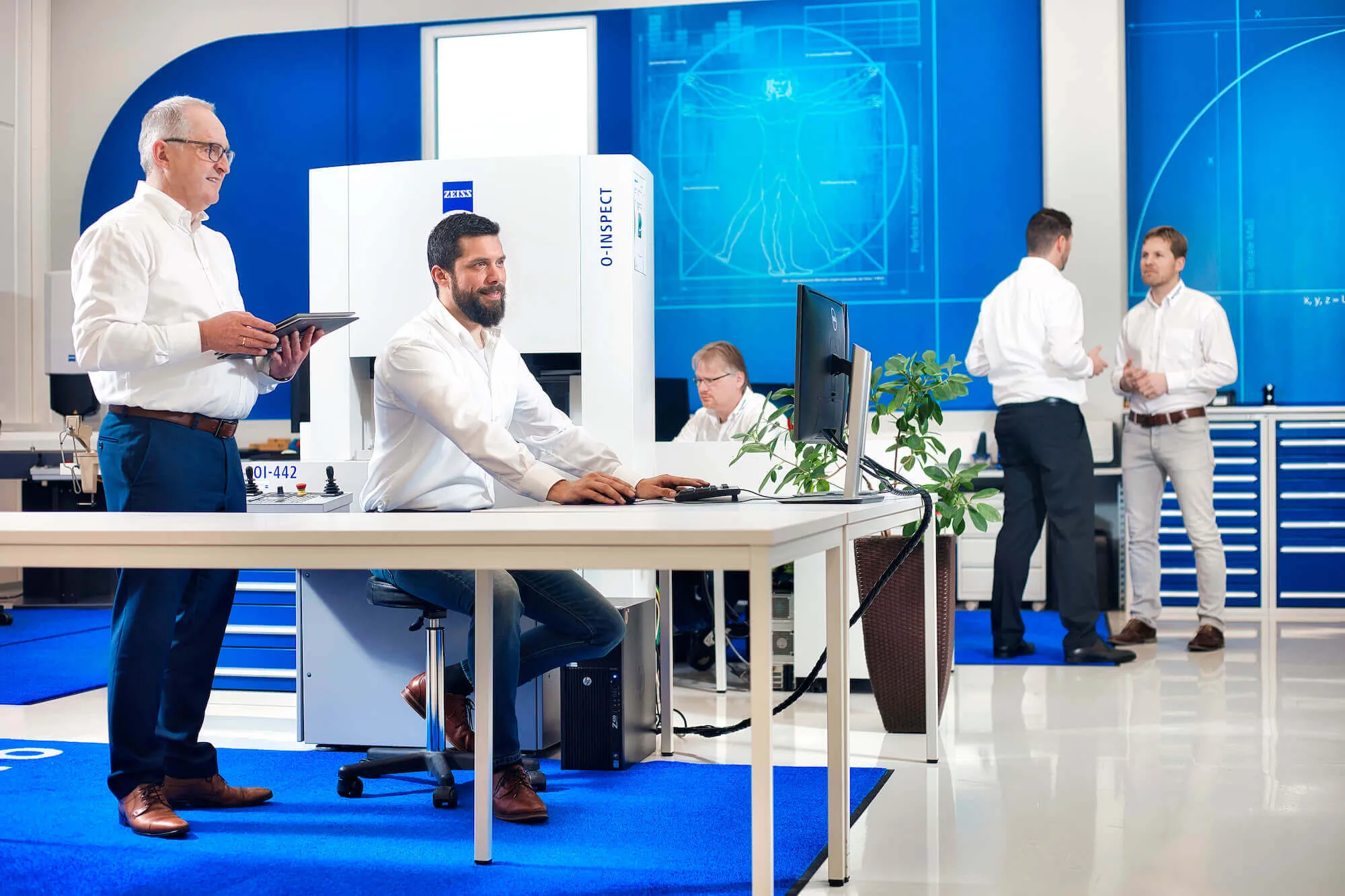 Q-Tech Roding Messtechniker bei der Zusammenarbeit
